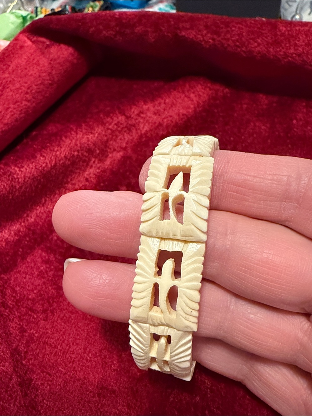 Vintage DelNchi Carved Ivory-Tone celluloid/acrylic bracelet elastic Cream Color